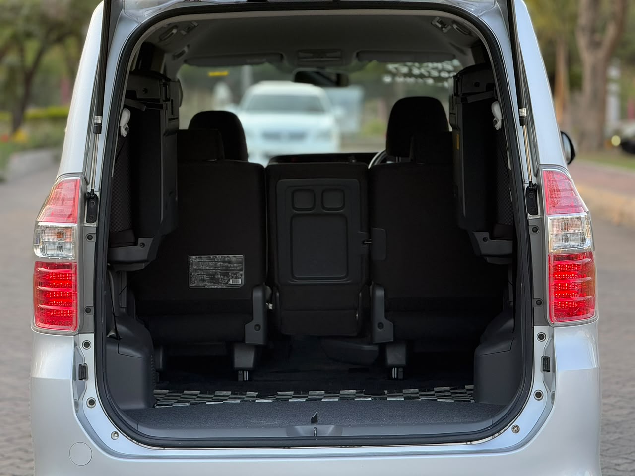TOYOTA NOAH thumbnail 5